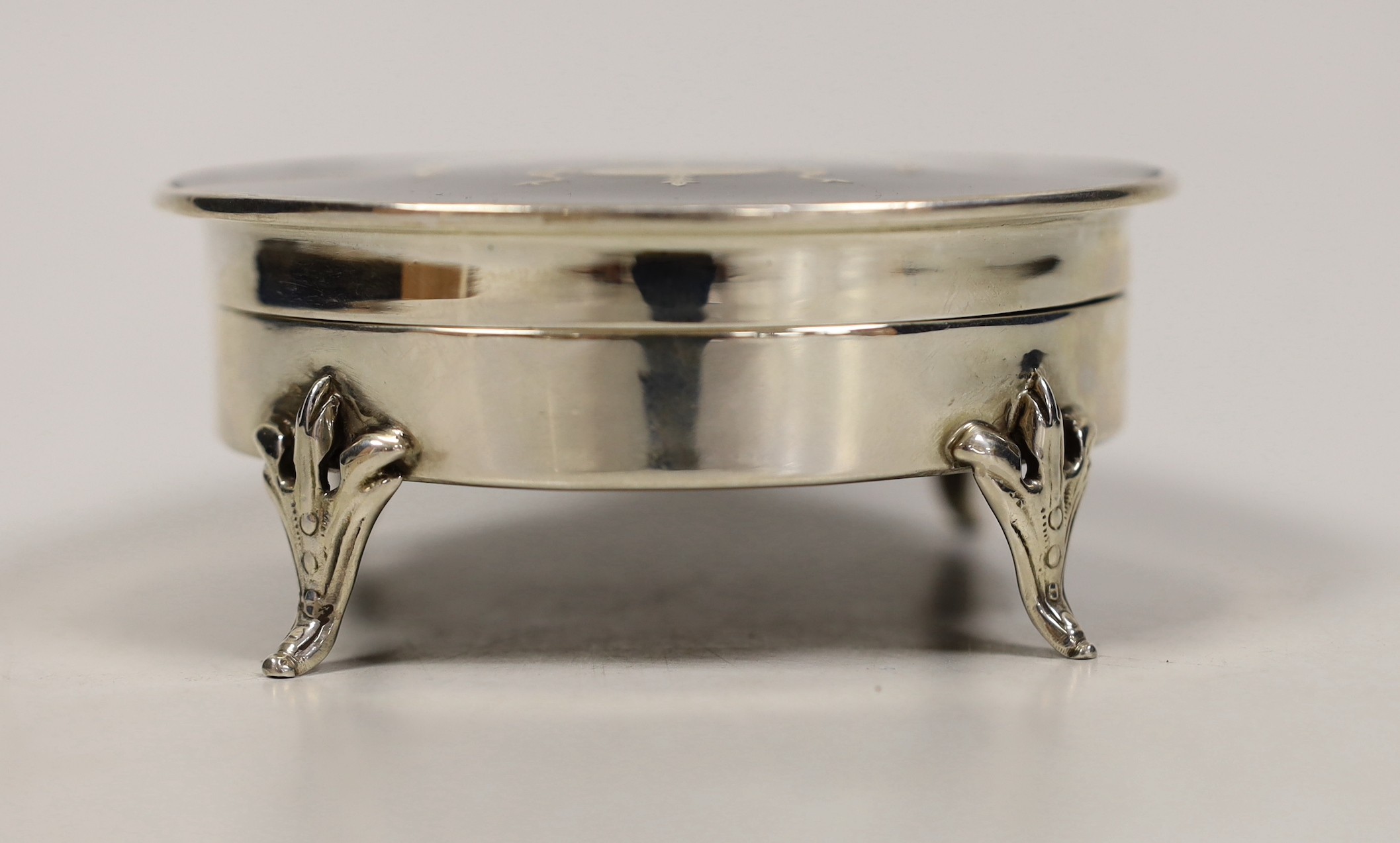 A George V silver and tortoiseshell piqué mounted circular trinket box, London, 1921, diameter 11.2cm.